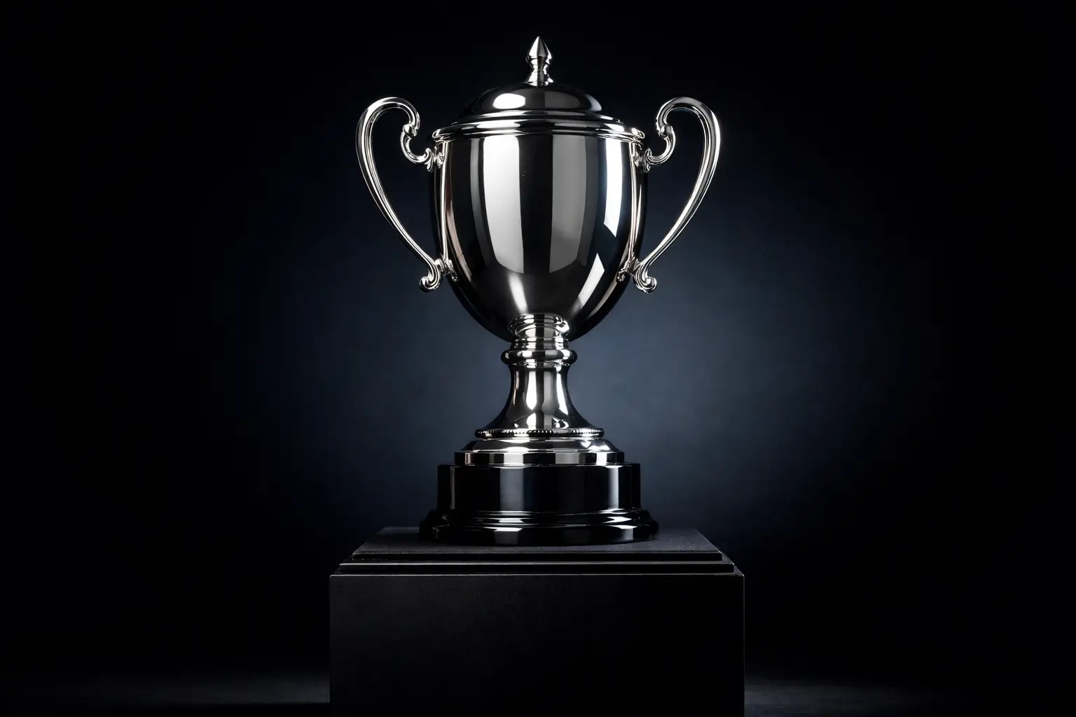 Trofeo della Serie A su piedistallo con sfondo dello stadio